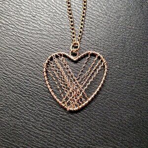 🚨Gold Tone Wired Heart Y2K Necklace